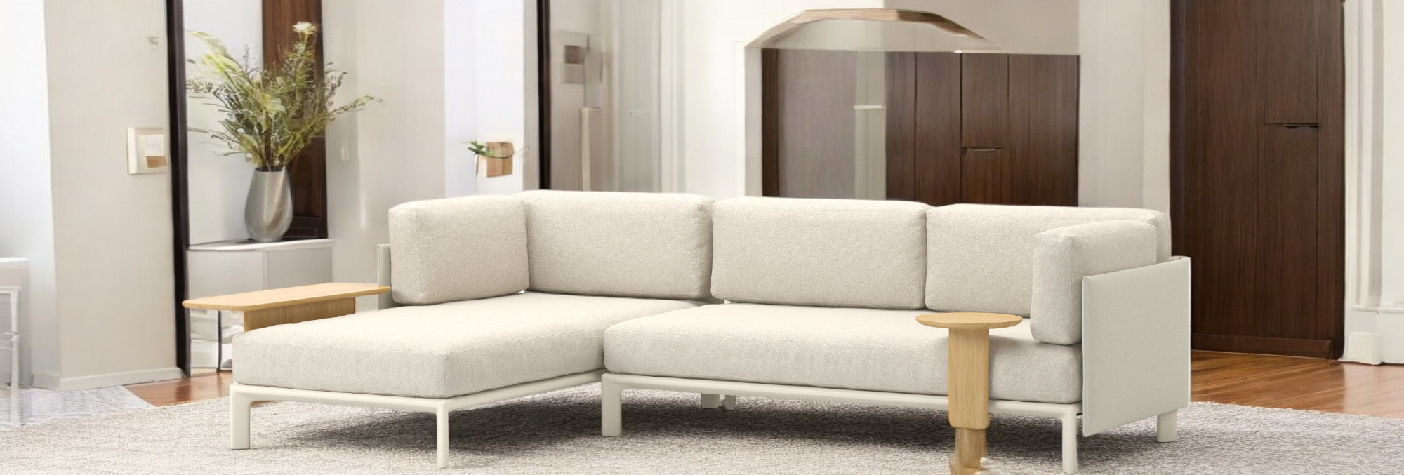 Anagram Chaise Longue Sofa von Vitra in hellem Stoffbezug mit Holzablagen im modernen Wohnzimmer.
