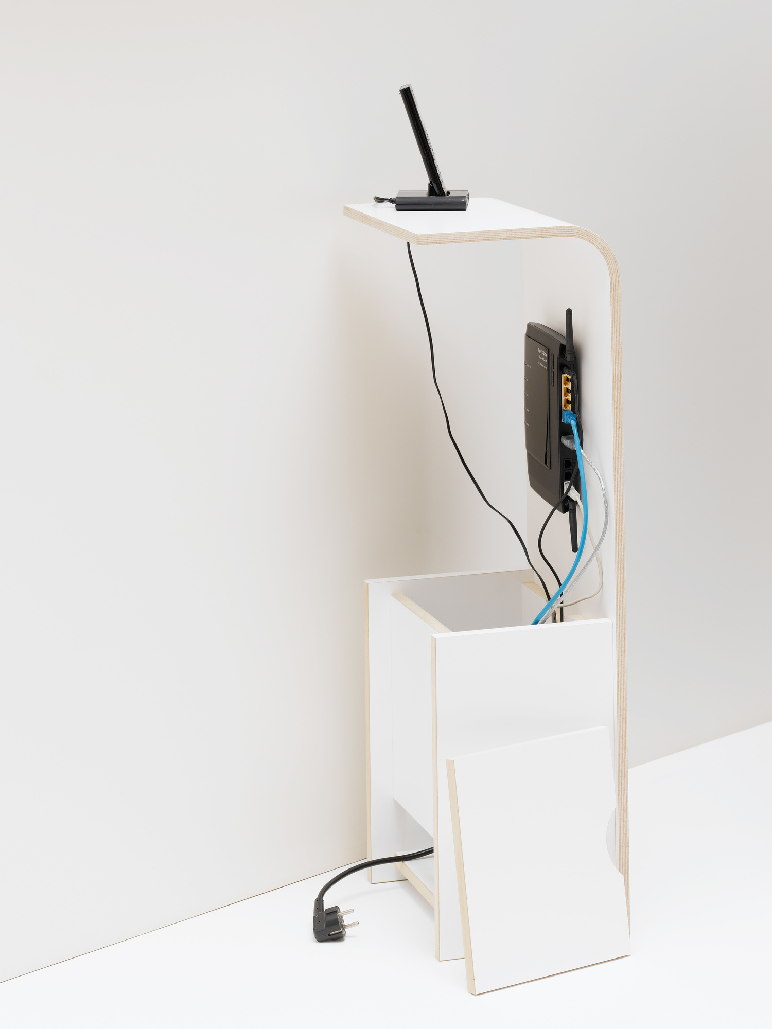 Tojo Fon Regal: Weißes Holzregal mit Router, Telefon und Kabelführung für modernes Wohnen.