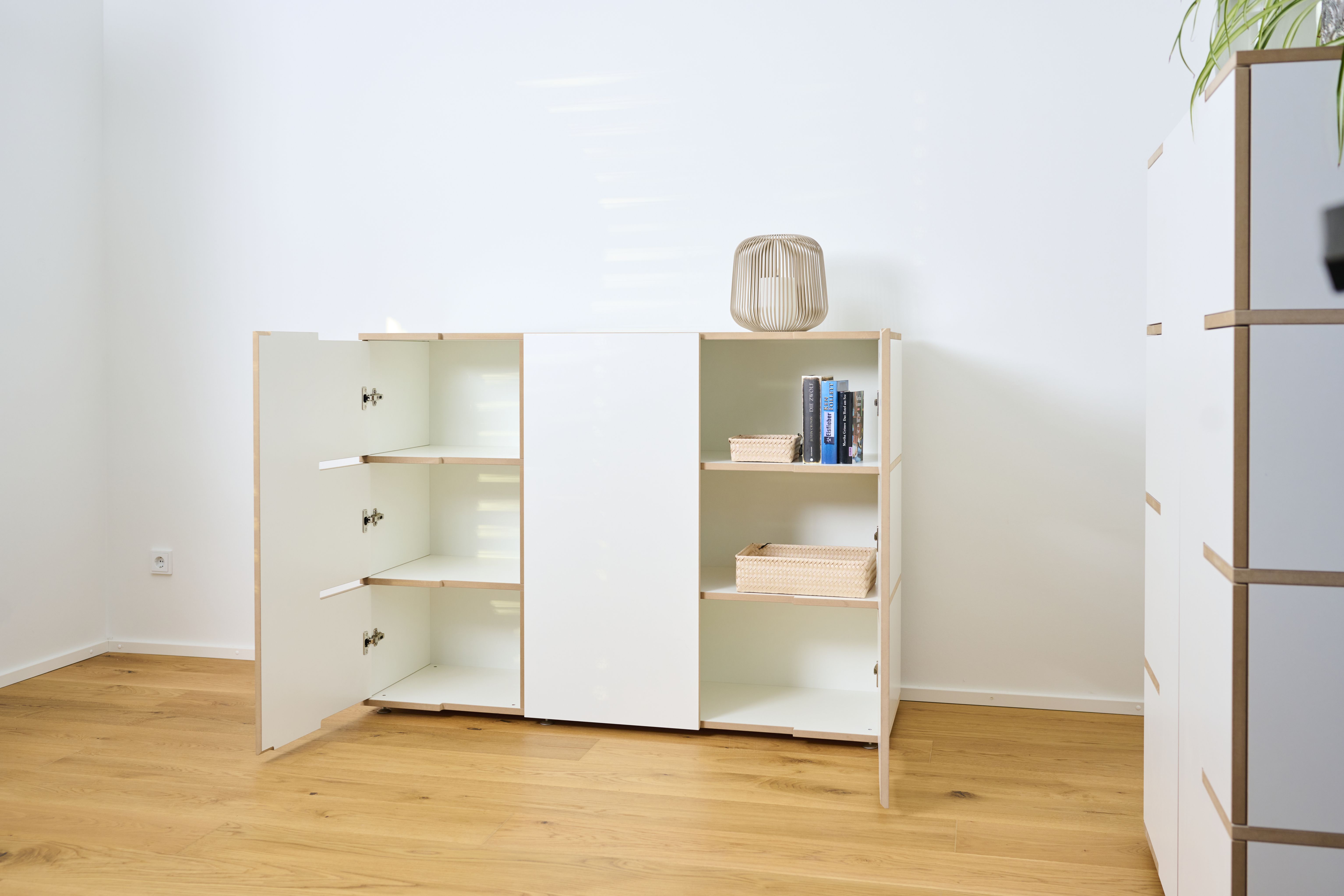 Weißes Tojo Sideboard mit offenen und geschlossenen Fächern, ideal für Wohnzimmer und Esszimmer.