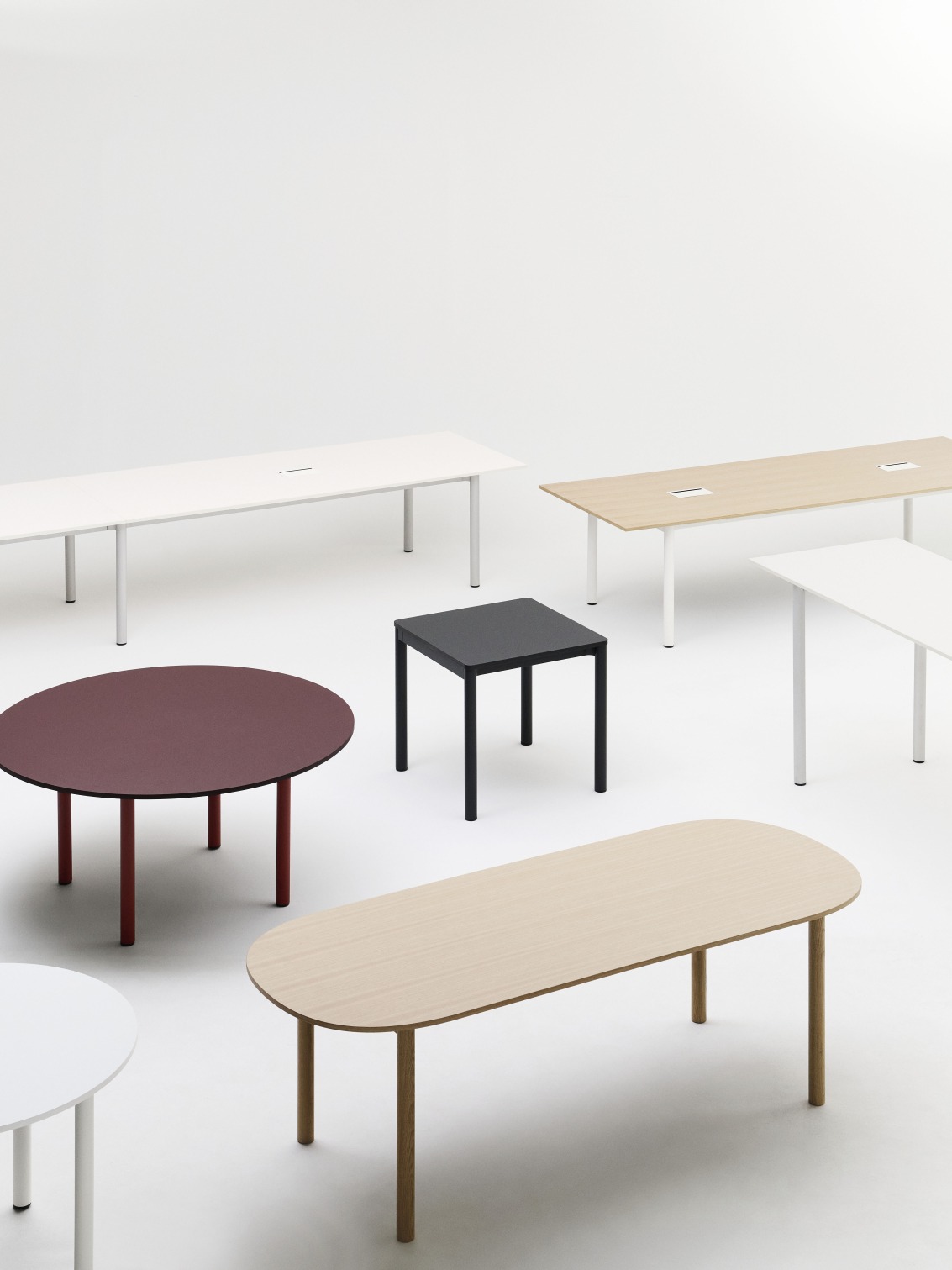Annex Table Round Esstisch von Hay, runder Tisch mit farbiger Tischplatte und passenden Tischbeinen.