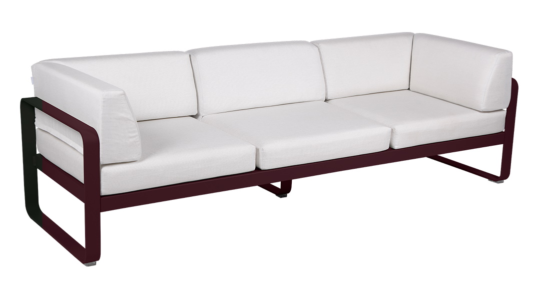 Fermob Bellevie Outdoor Sofa, 3-Sitzer, mit weissen Kissen und Gestell in Aubergine, für Garten und Terrasse.