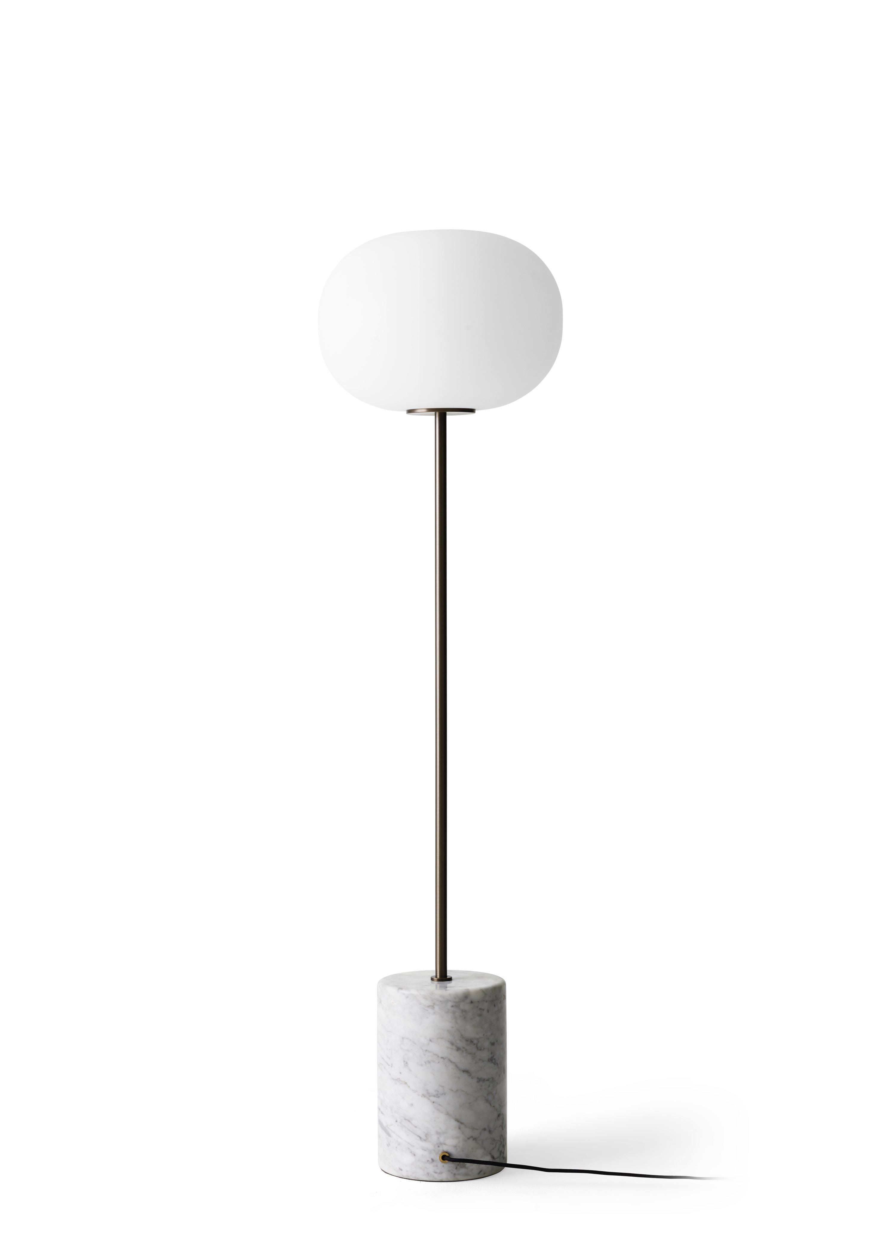 JWDA Stehleuchte von Audo: Elegante Bodenleuchte mit Marmorfuß und Opalglas-Schirm für stimmungsvolles Licht.
