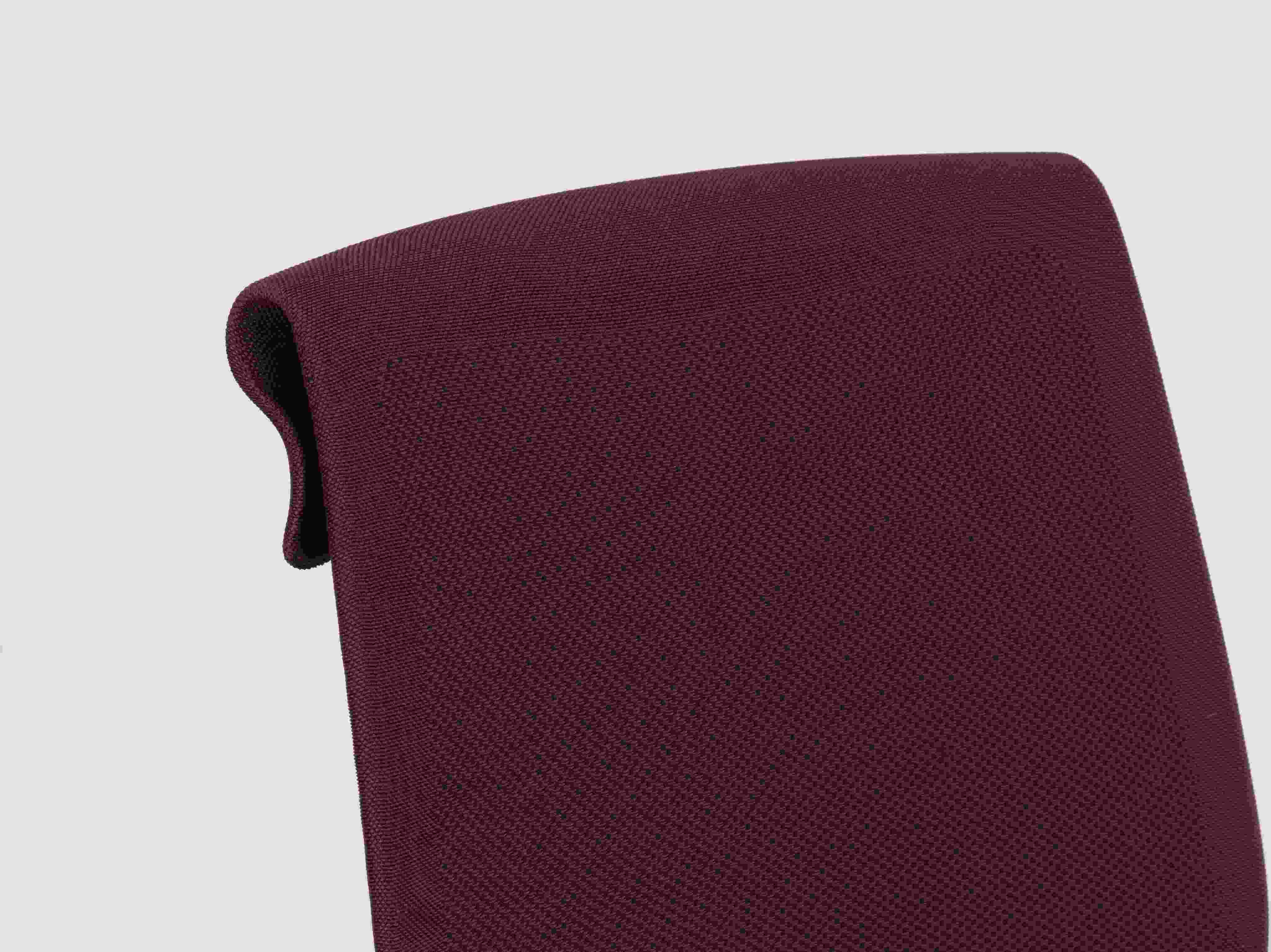 Detailaufnahme des burgunderroten Vitra ID Cloud Bürodrehstuhls mit atmungsaktivem Stoffbezug für ergonomisches Sitzen.
