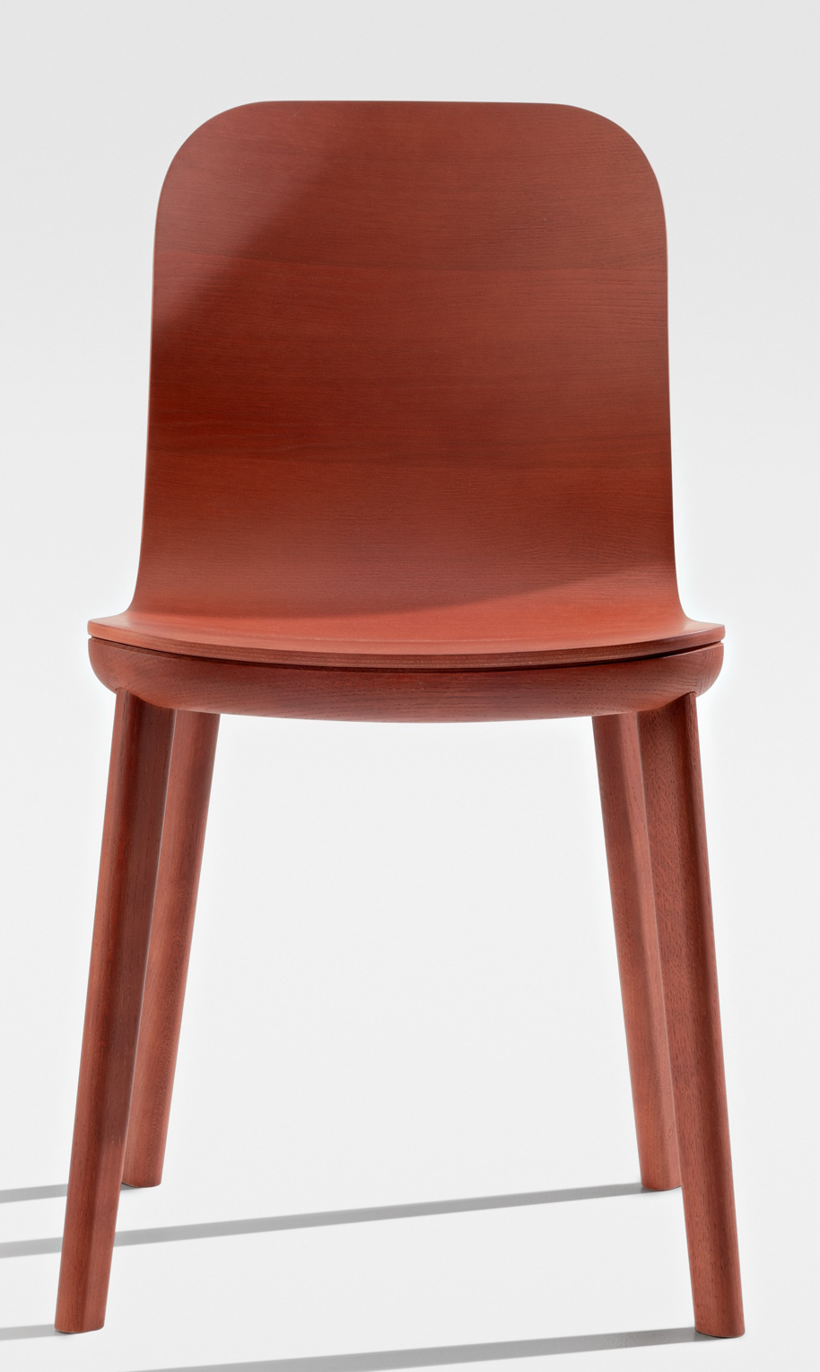 Aeon Chair Stuhl von Zeitraum, moderner Holzstuhl in Rotbraun mit abgerundeter Rückenlehne und vier Beinen.