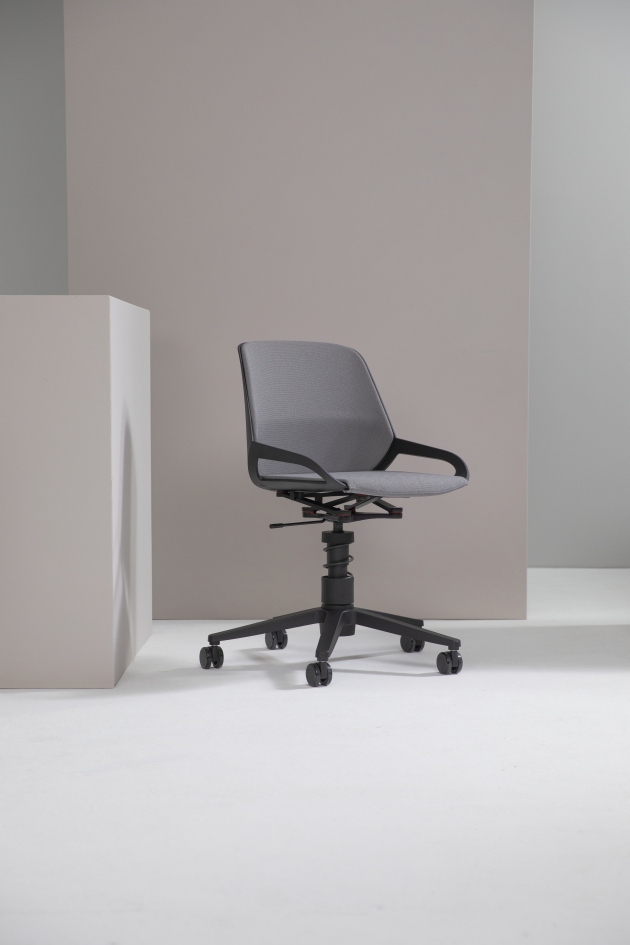 Numo Task Bürodrehstuhl von Aeris, grauer ergonomischer Schreibtischstuhl mit Armlehnen und Rollen für das Büro.