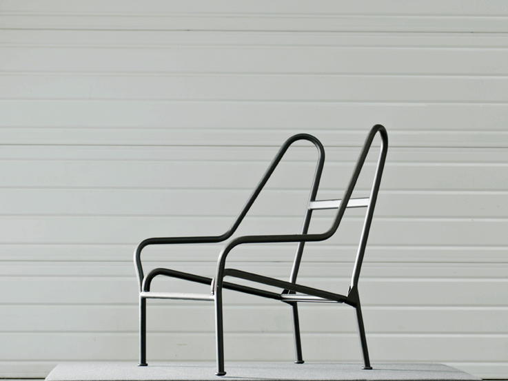 Schwarzer 02 Lounge Chair Sessel von Hay, minimalistisches Design mit Stahlrahmen, Seitenansicht vor weißem Hintergrund.