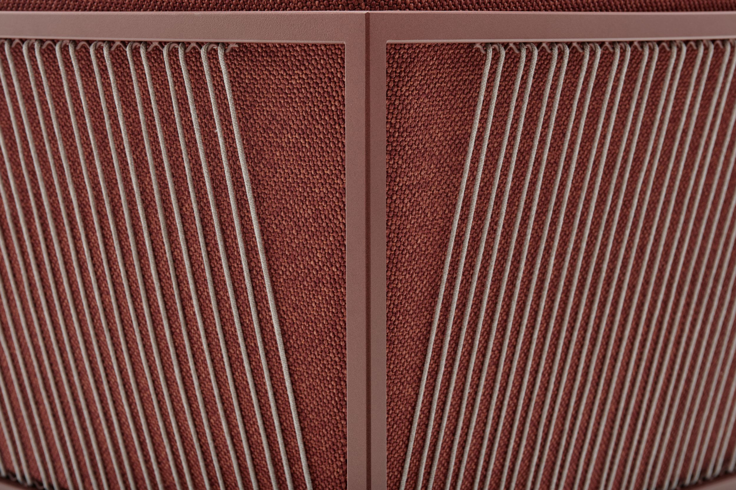 Detailaufnahme des Arpa Outdoor Sofas von MDF Italia mit braunem Stoffbezug und filigranen Seilen.
