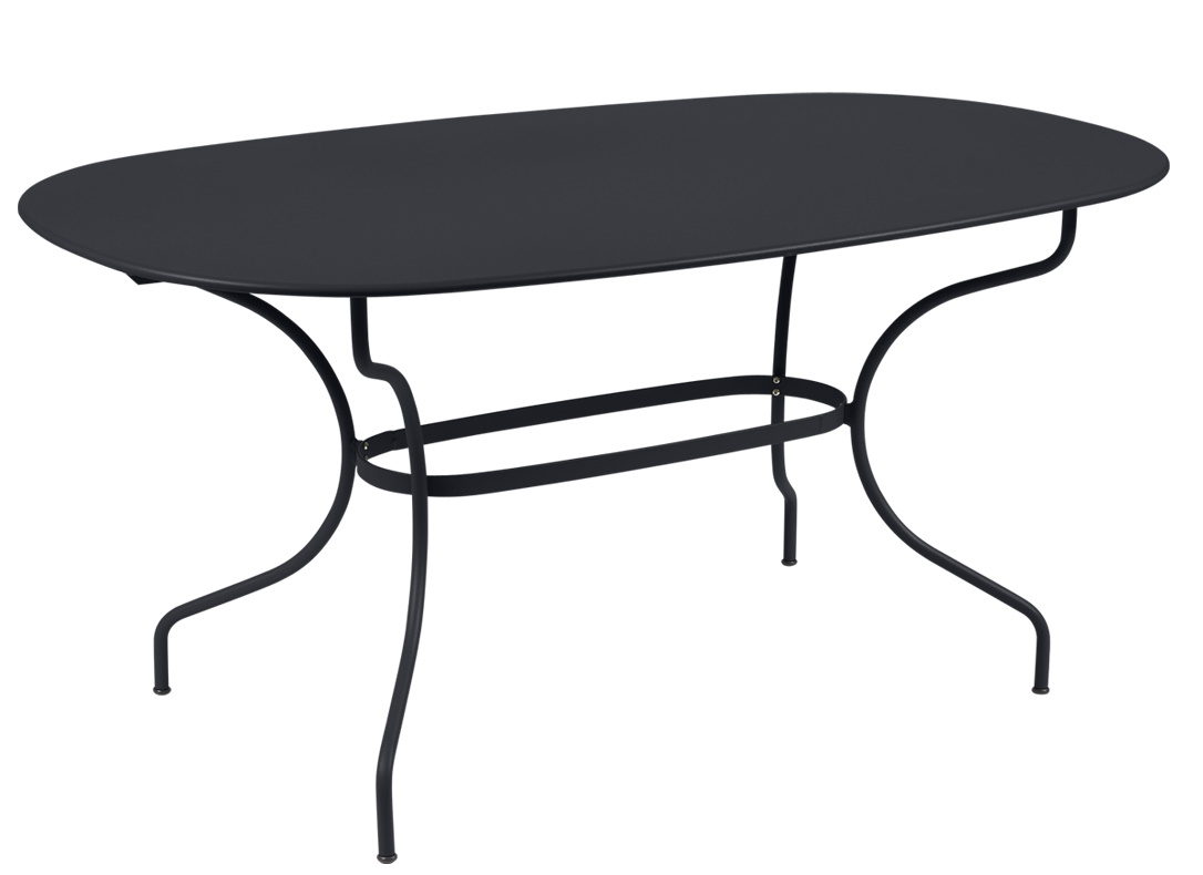 Schwarzer Opéra+ Gartentisch oval, 160x90 cm, von Fermob für den Außenbereich, mit filigranem Metallgestell.
