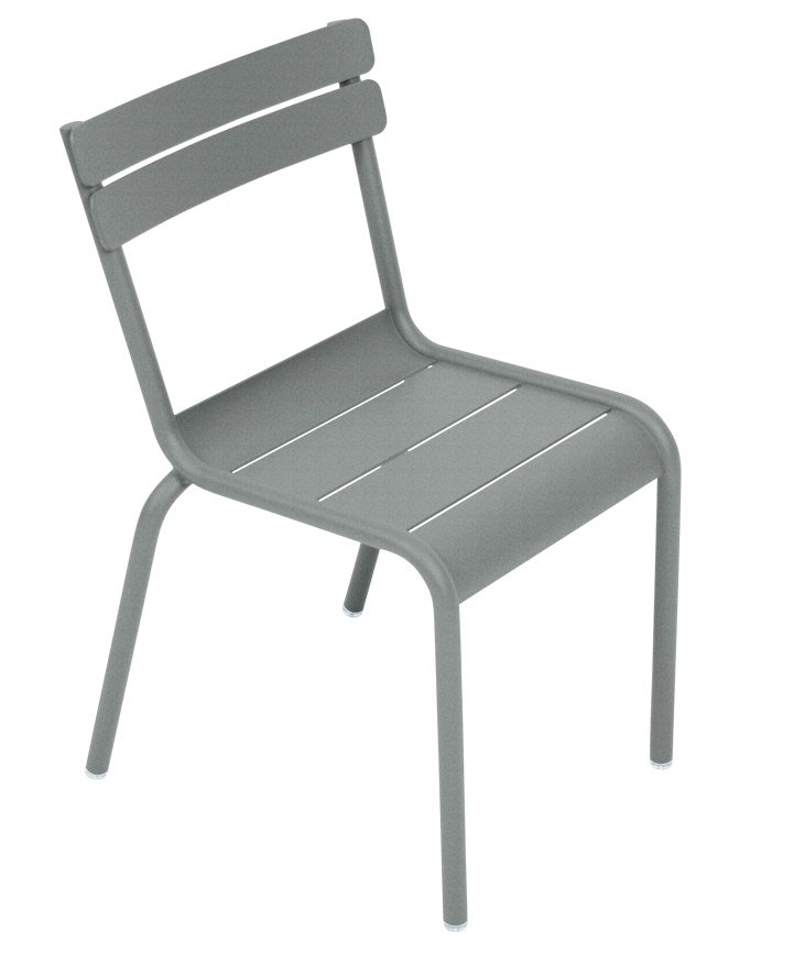 Grauer Luxembourg Kinderstuhl von Fermob für den Außenbereich, modernes Design mit Lattenmuster.