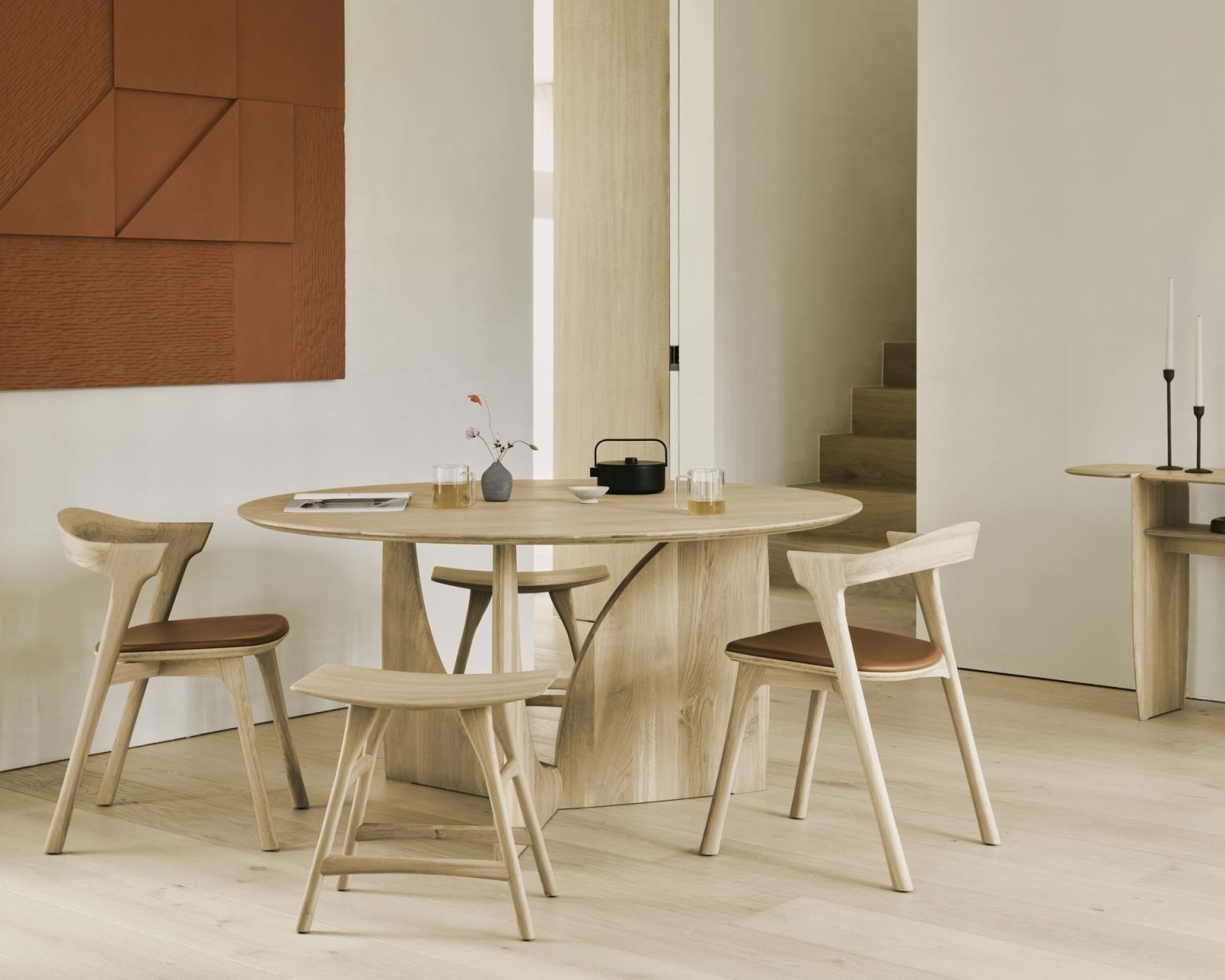 Ethnicraft Geometric Dining Table Esstisch aus hellem Holz mit Stühlen in modernem Esszimmer.