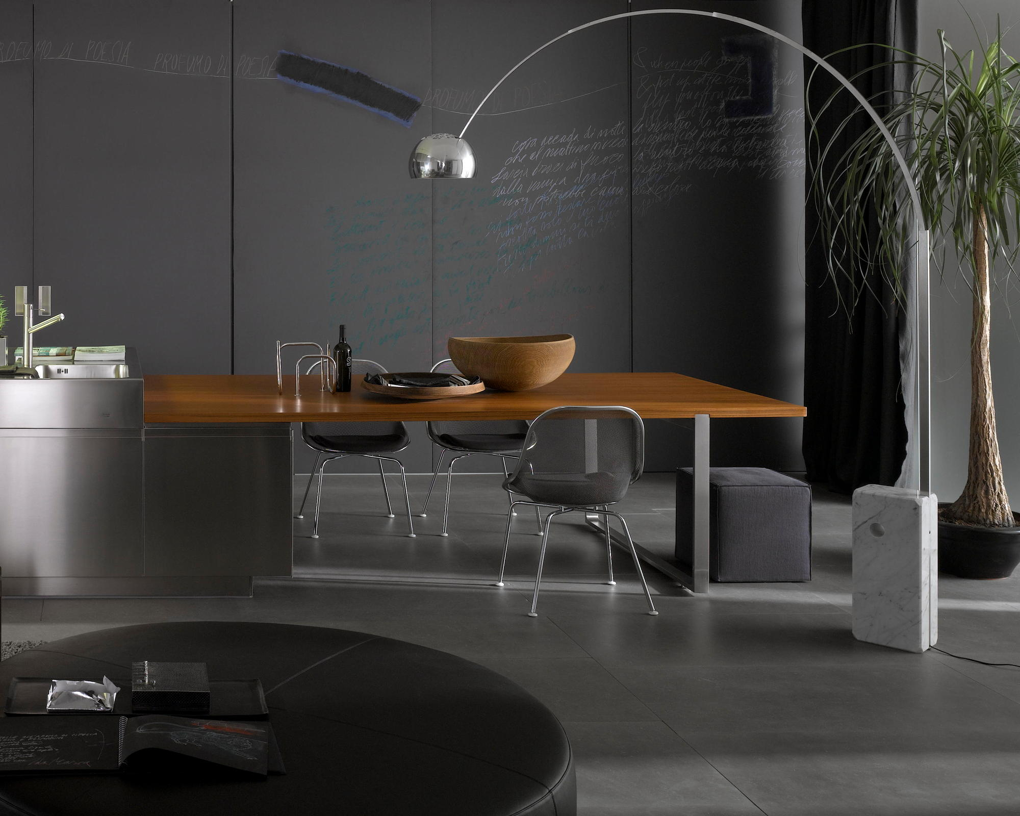 Moderne Arco Stehleuchte von Flos im Esszimmer mit Marmorfuß und gebogenem Lampenarm.