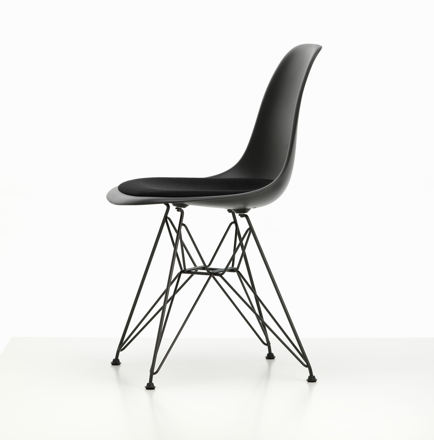 Schwarzer Eames Plastic Side Chair DSR Stuhl von Vitra mit Sitzpolster und Drahtgestell, Seitenansicht.