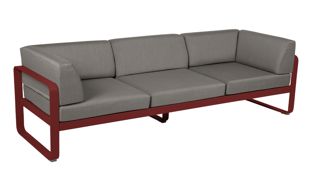 Bellevie Outdoor Sofa von Fermob, 3-Sitzer Gartensofa mit grauen Polstern und bordeauxrotem Aluminiumrahmen.