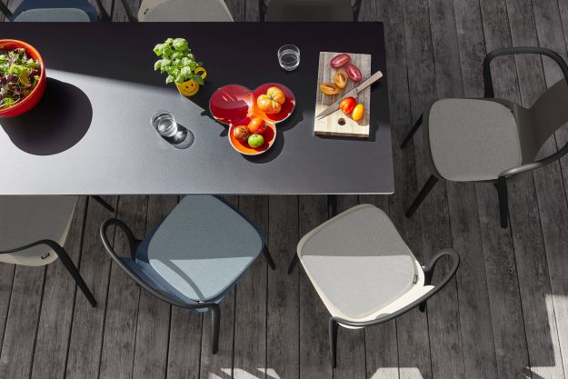 Draufsicht auf Esstisch mit Soft Seats Sitzkissen in Pebble Grey, ideal für Indoor und Outdoor.