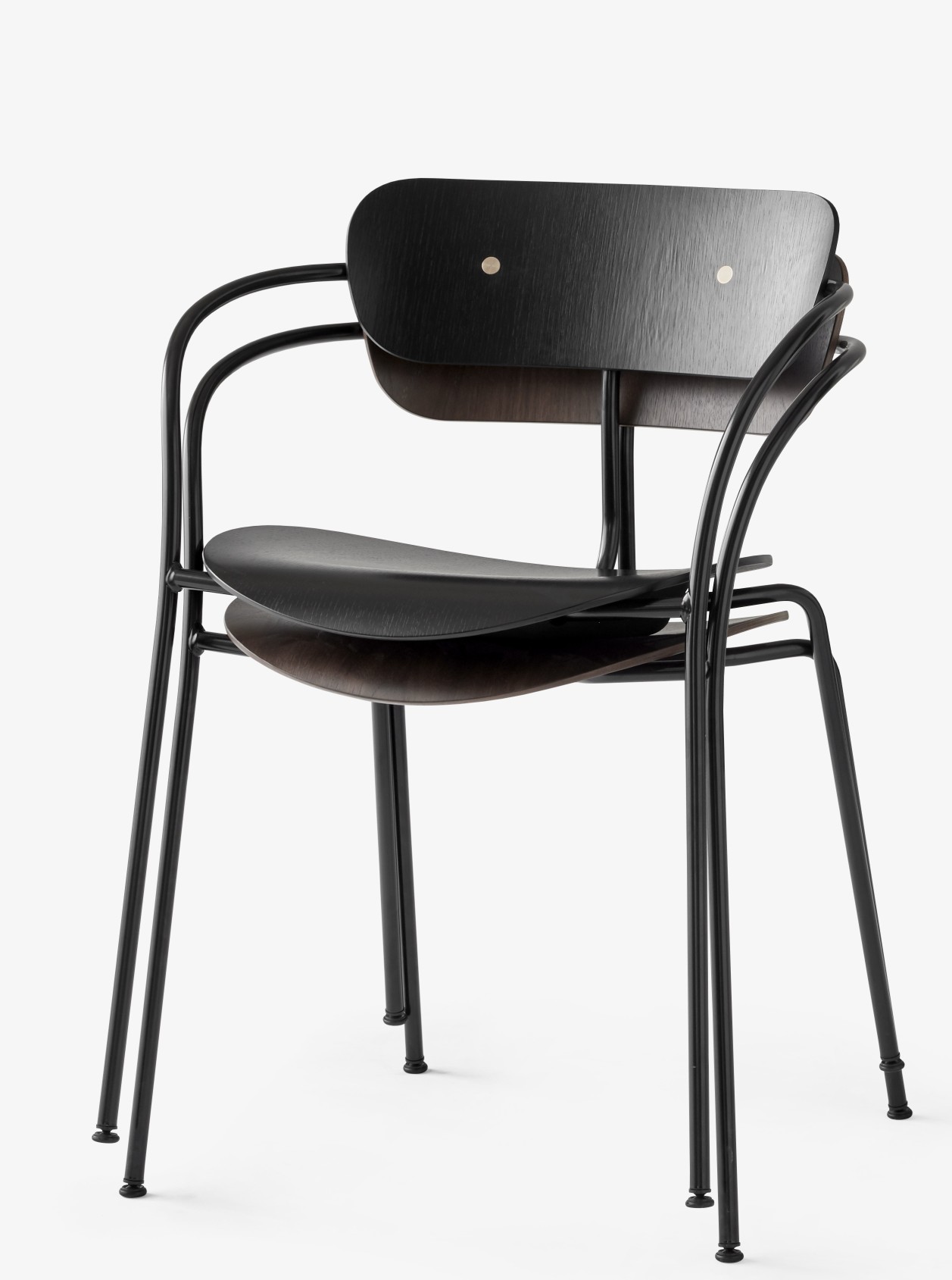Pavilion AV2 Armchair von AndTradition, schwarzer Holzstuhl mit Armlehnen und filigranem Stahlgestell.