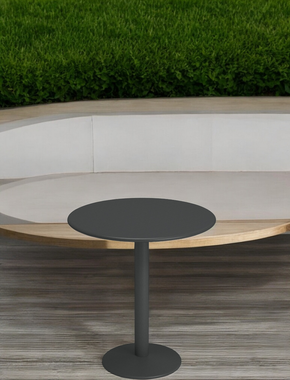 Anthrazitfarbener Emu Thor Round Table Tisch mit runder Tischplatte und Mittelfuß im Außenbereich.