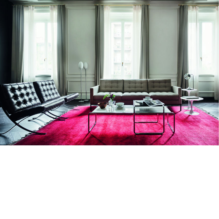 Barcelona Sessel von Knoll International: Schwarzer Ledersessel mit verchromtem Gestell in modernem Wohnzimmer.