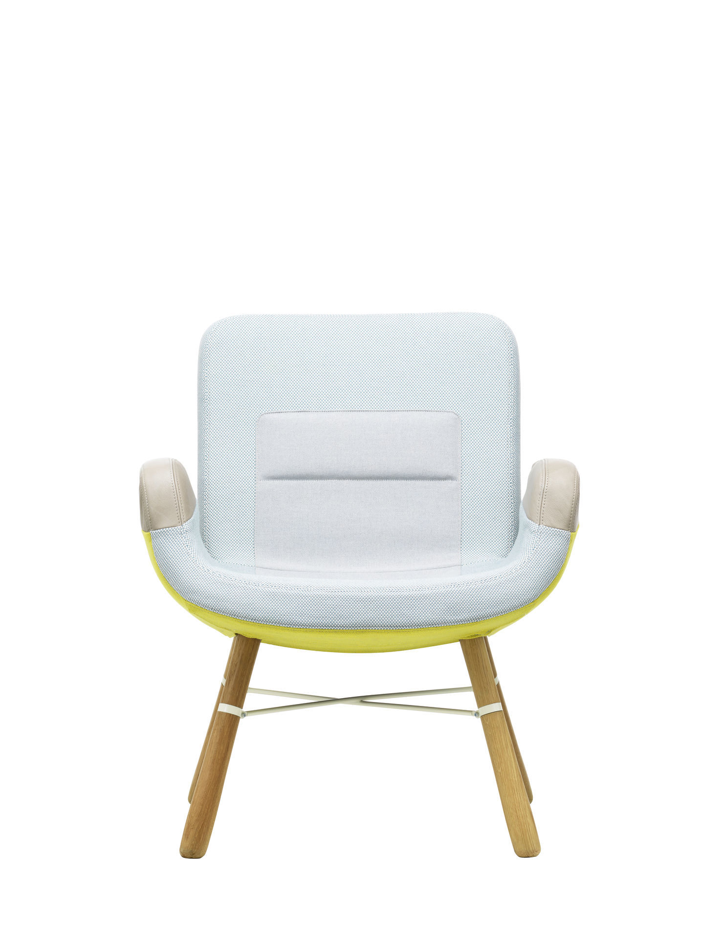 East River Chair: Moderner Sessel von Vitra mit hellblauem Stoffbezug und Holzbeinen.