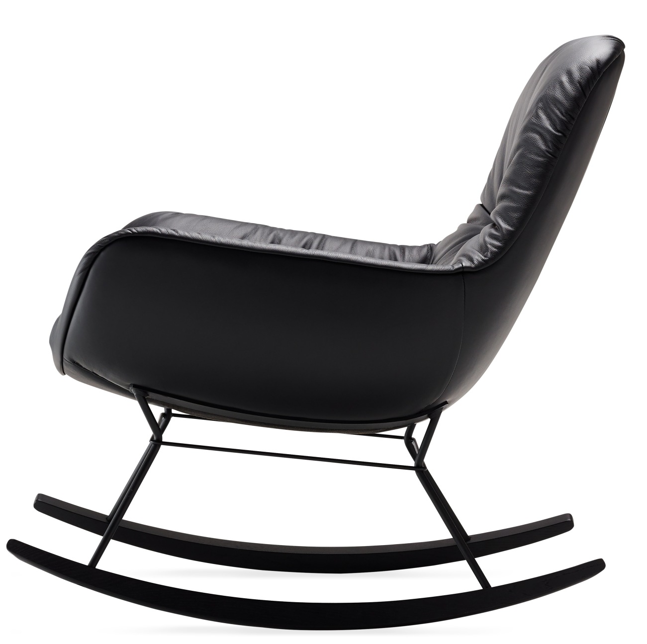 Schwarzer Leya Rocking Lounge Chair Schaukelsessel der Freifrau Manufaktur, Seitenansicht auf weißem Hintergrund.