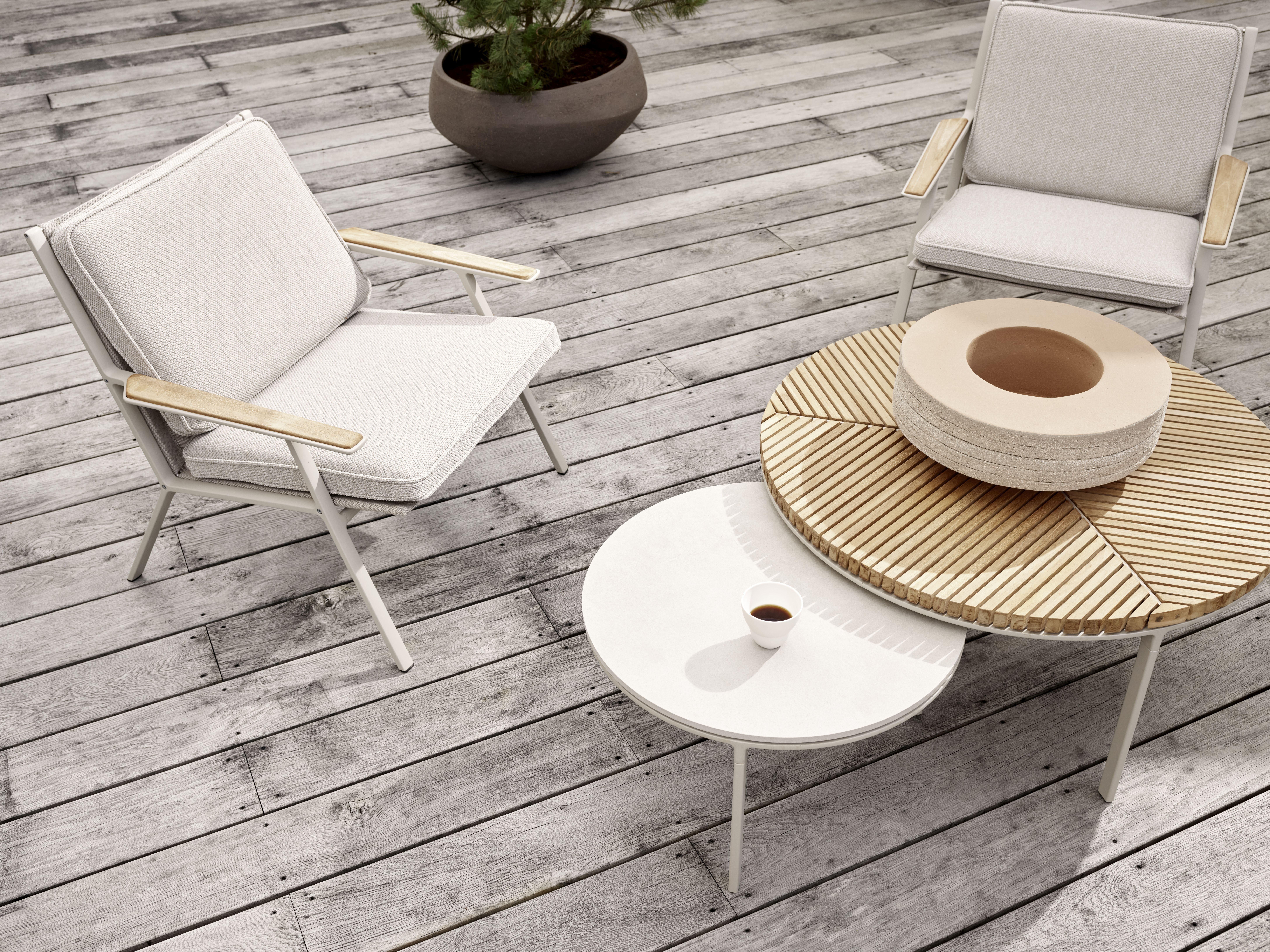 Open-Air Vipp Lounge Stühle und Beistelltische aus Holz auf einer Terrasse im Freien.