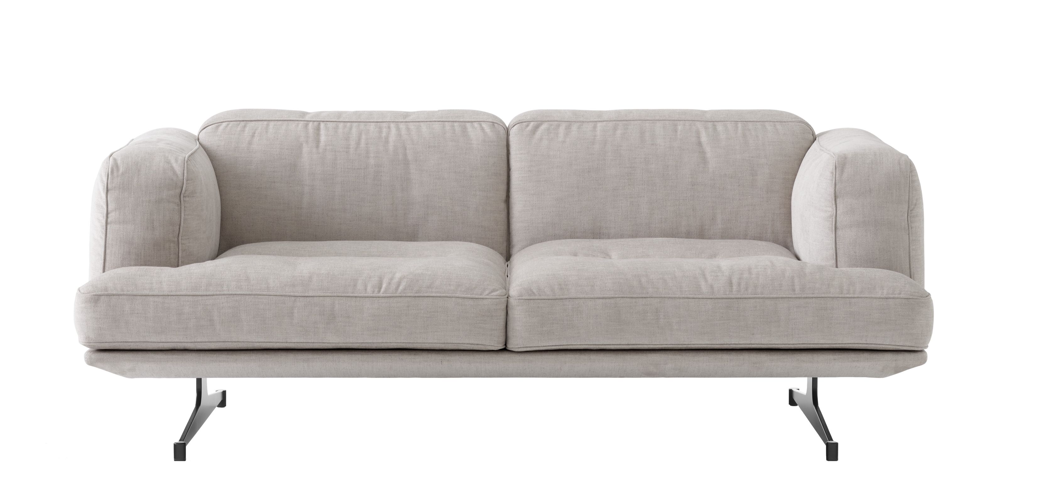 AndTradition Inland AV22 Sofa, modernes 2-Sitzer Sofa mit hellgrauem Stoffbezug und schwarzen Metallfüßen.