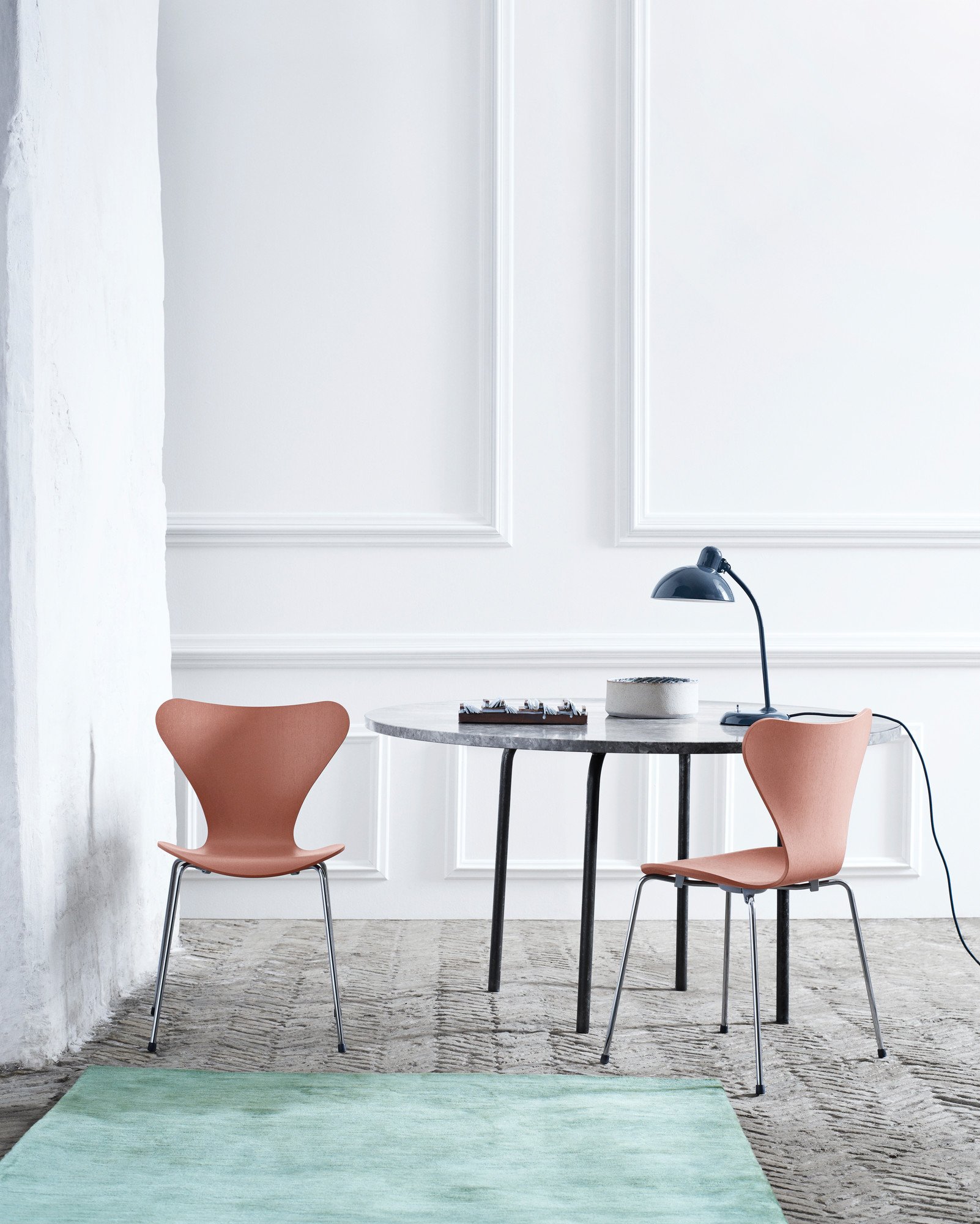 Olivgrüne KAISER idell 6556 T Tischleuchte von Fritz Hansen auf einem Tisch mit Stühlen.