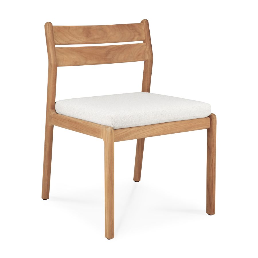 Ethnicraft Jack Outdoor Stuhl: Holzstuhl mit weißem Sitzkissen für Garten und Terrasse.