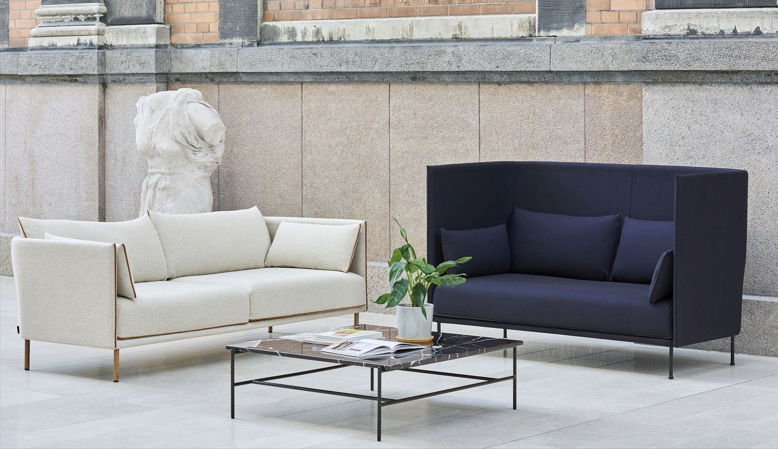 Silhouette Sofa von Hay, ein helles 2-Sitzer Sofa und ein dunkles High-Back Sofa.