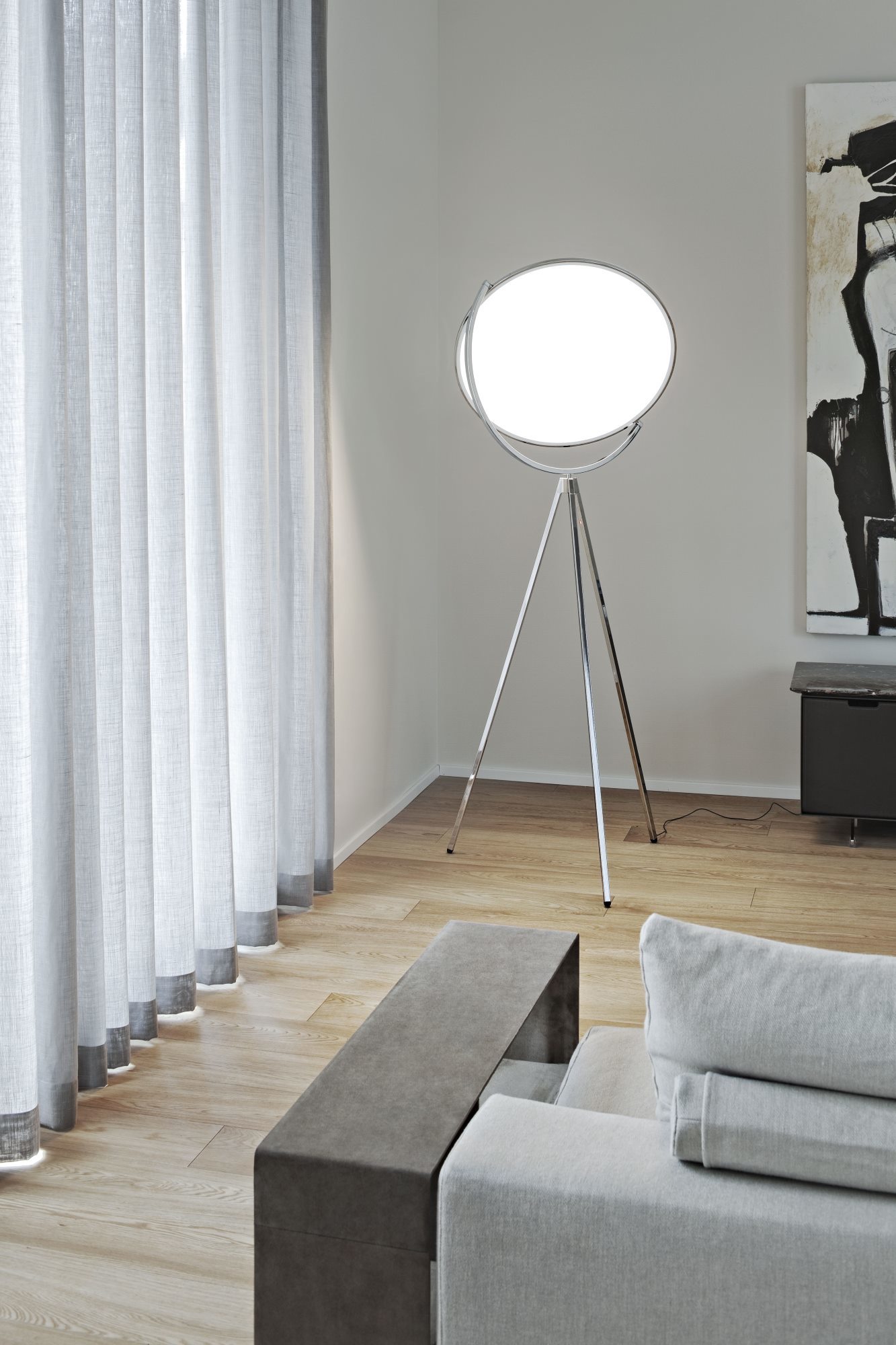 Superloon Stehleuchte von Flos mit Chromgestell und hellem, rundem Lampenschirm im Wohnzimmer.