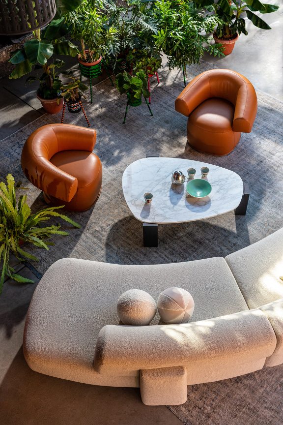 Beige Gogan Sofa von Moroso mit Sesseln und Marmortisch in einem stilvollen Wohnzimmer.