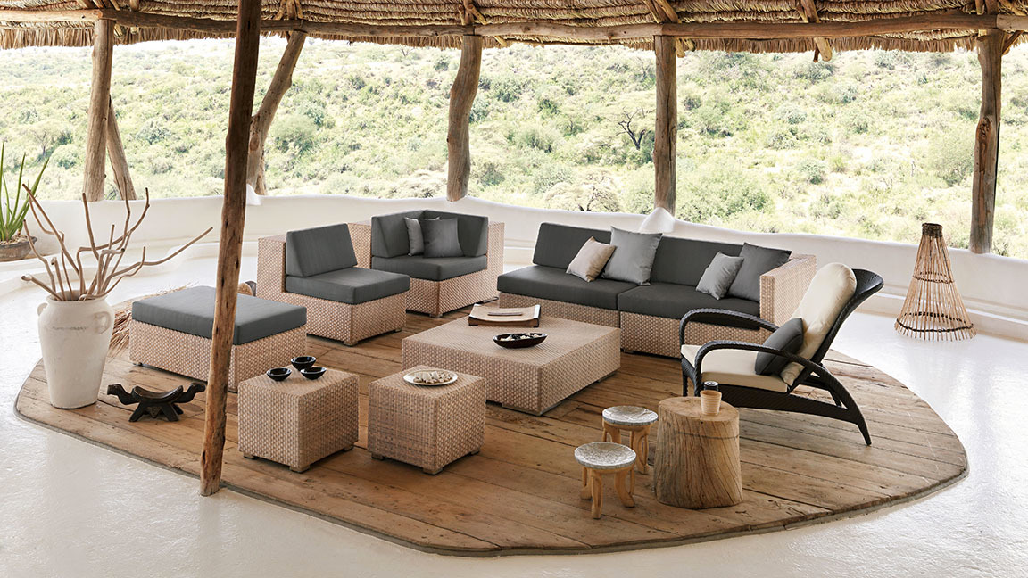 Dedon Lounge Modul links: Rattan Gartenmöbel Set mit Sofa, Sessel und Tisch.
