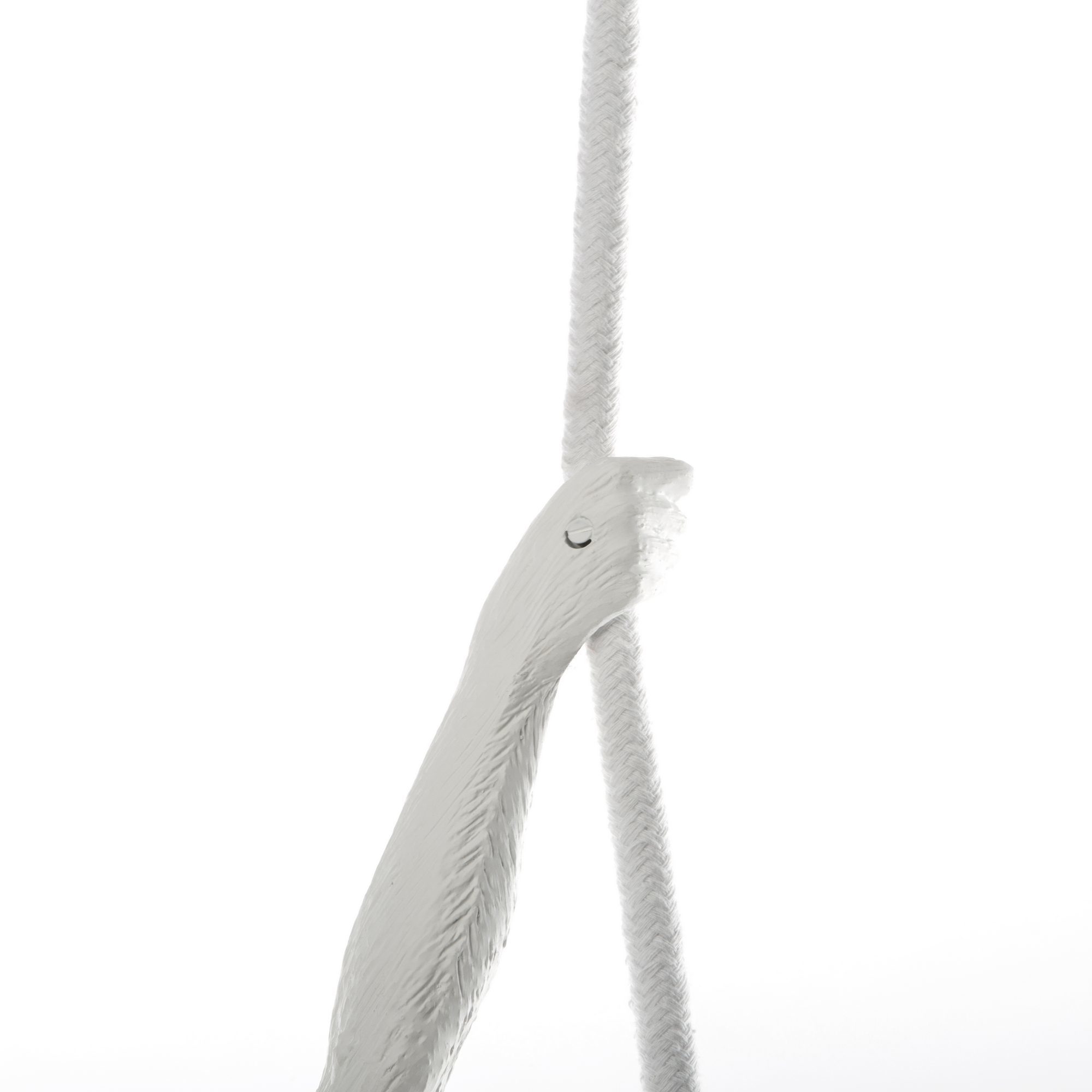 Detailaufnahme der weißen Monkey Lamp Pendelleuchte von Seletti, eine moderne Hängelampe in Affenform.
