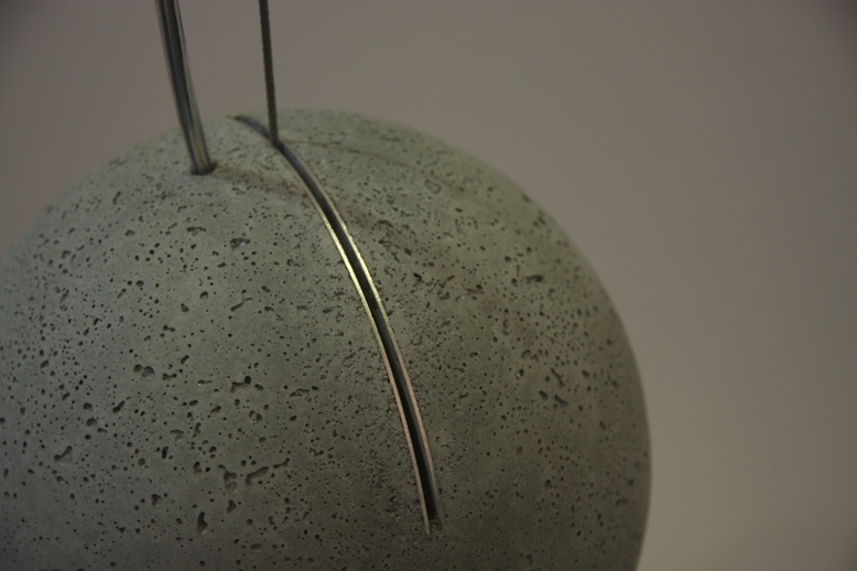 Nahaufnahme einer modernen Beton-Pendelleuchte mit Metalleinsatz, ideal für minimalistische Inneneinrichtung und stilvolle Beleuchtung.