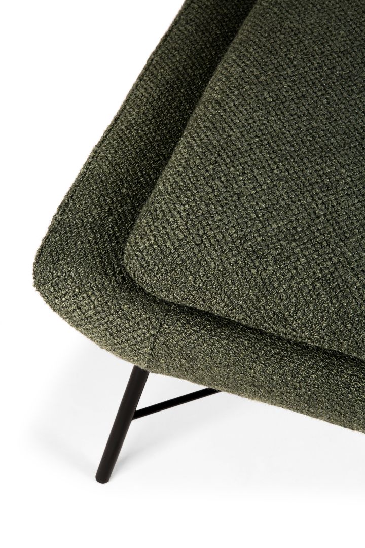 Detailaufnahme: Ethnicraft Barrow Polsterhocker in Tannengrün mit schwarzen Metallbeinen. Gemütlicher Hocker für Wohnzimmer.