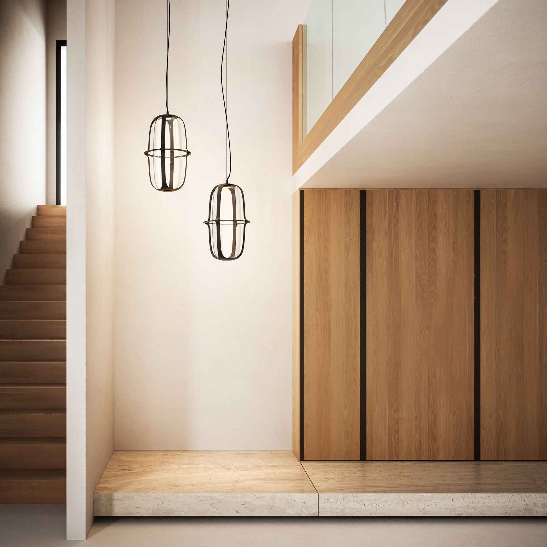 Zwei Kooi Pendelleuchten im modernen Interieur mit Treppe und Holzschrank, stimmungsvolle Beleuchtung.