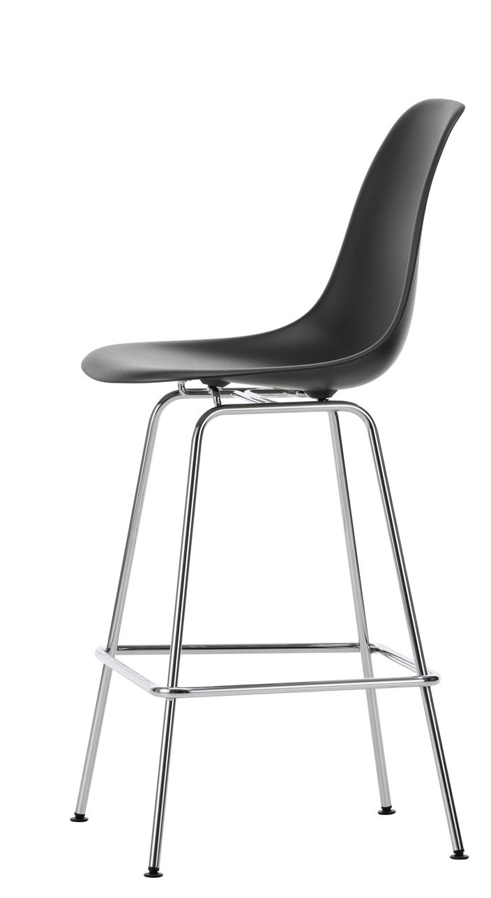 Eames Plastic Bar Stool von Vitra in Schwarz mit verchromtem Gestell, seitliche Ansicht.