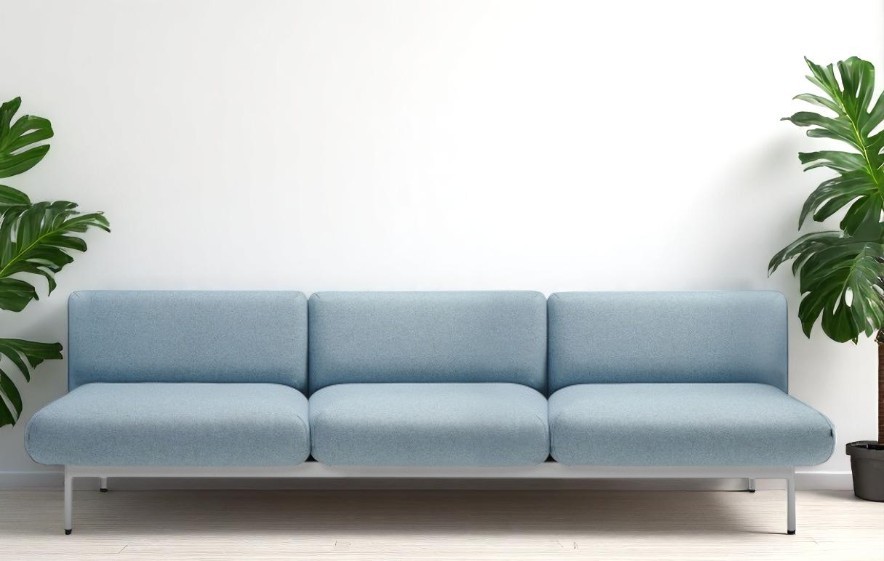 Hellblaues fora FR 403 Sofa 3-Sitzer von Bejot mit minimalistischem Design und Zimmerpflanzen im Hintergrund.
