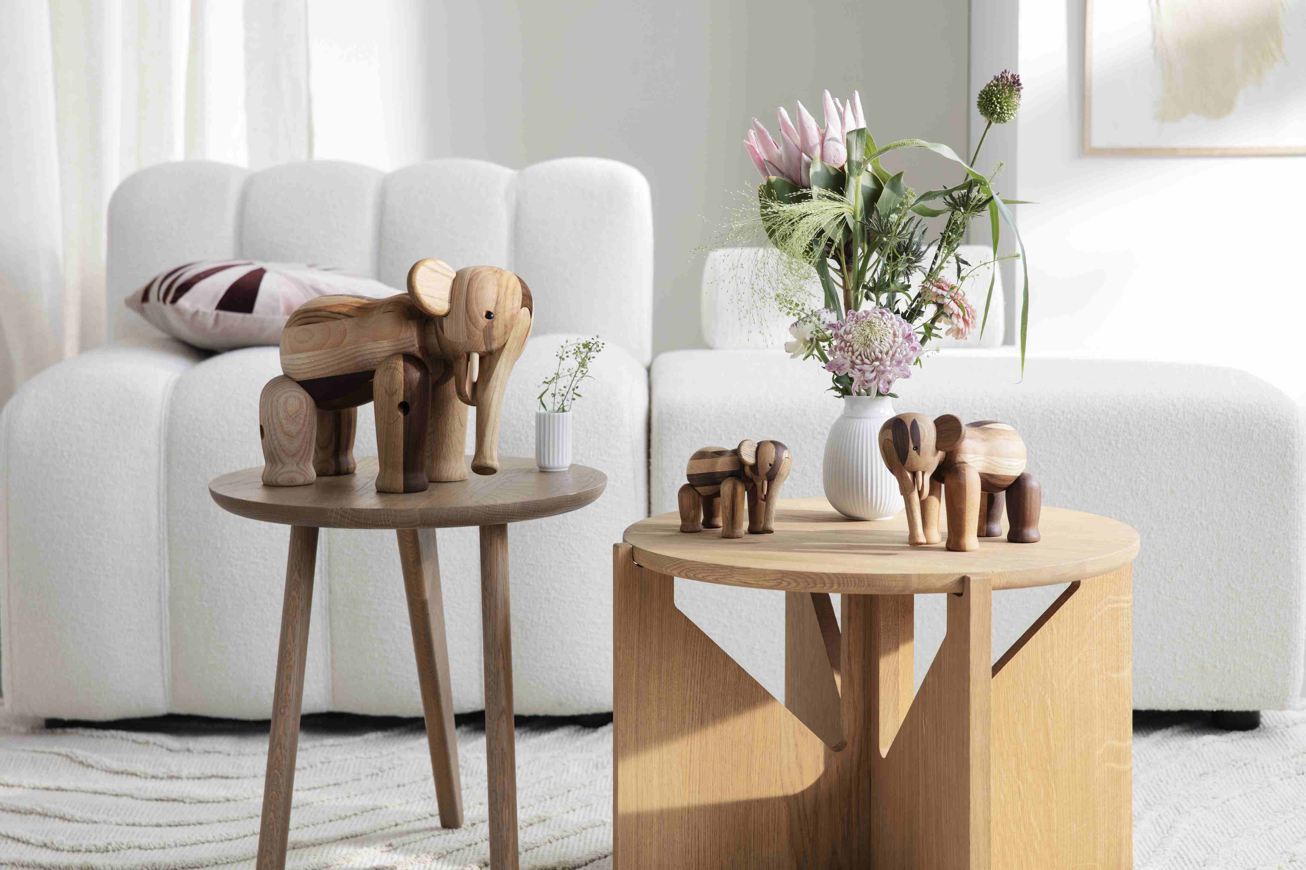 Holz Elefanten Familie Dekoration auf Holztischen im Wohnzimmer, handgefertigte Holztiere als Dekoartikel.