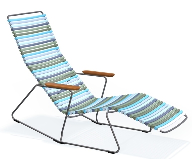 Click Sunrocker Sonnenliege von Houe, Outdoor Liege mit bunten Kunststofflamellen und Armlehnen aus Holz.