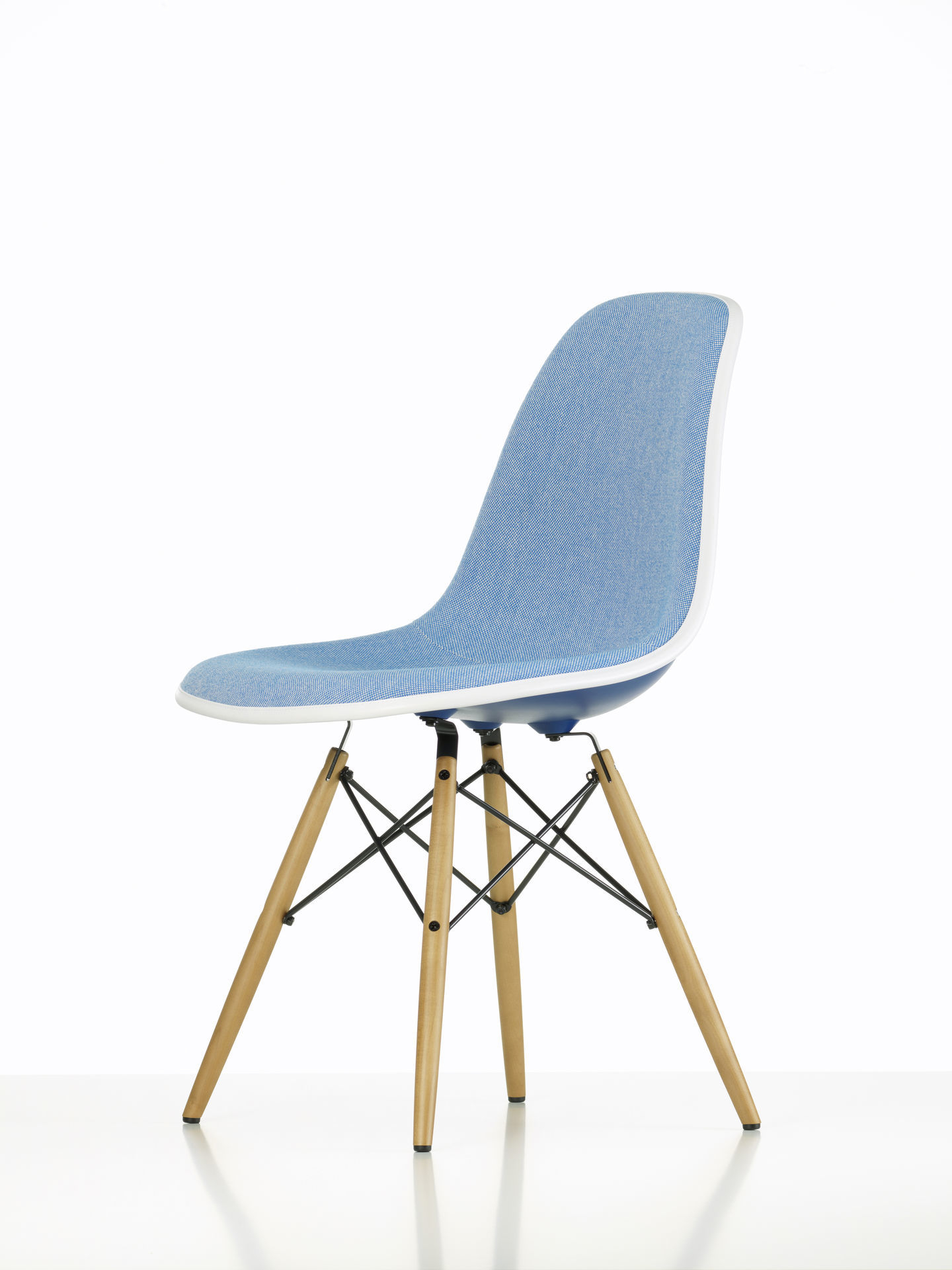 Eames Plastic Side Chair DSW, vollgepolsterter Stuhl von Vitra mit Ahorn-Holzbeinen, seitliche Ansicht.