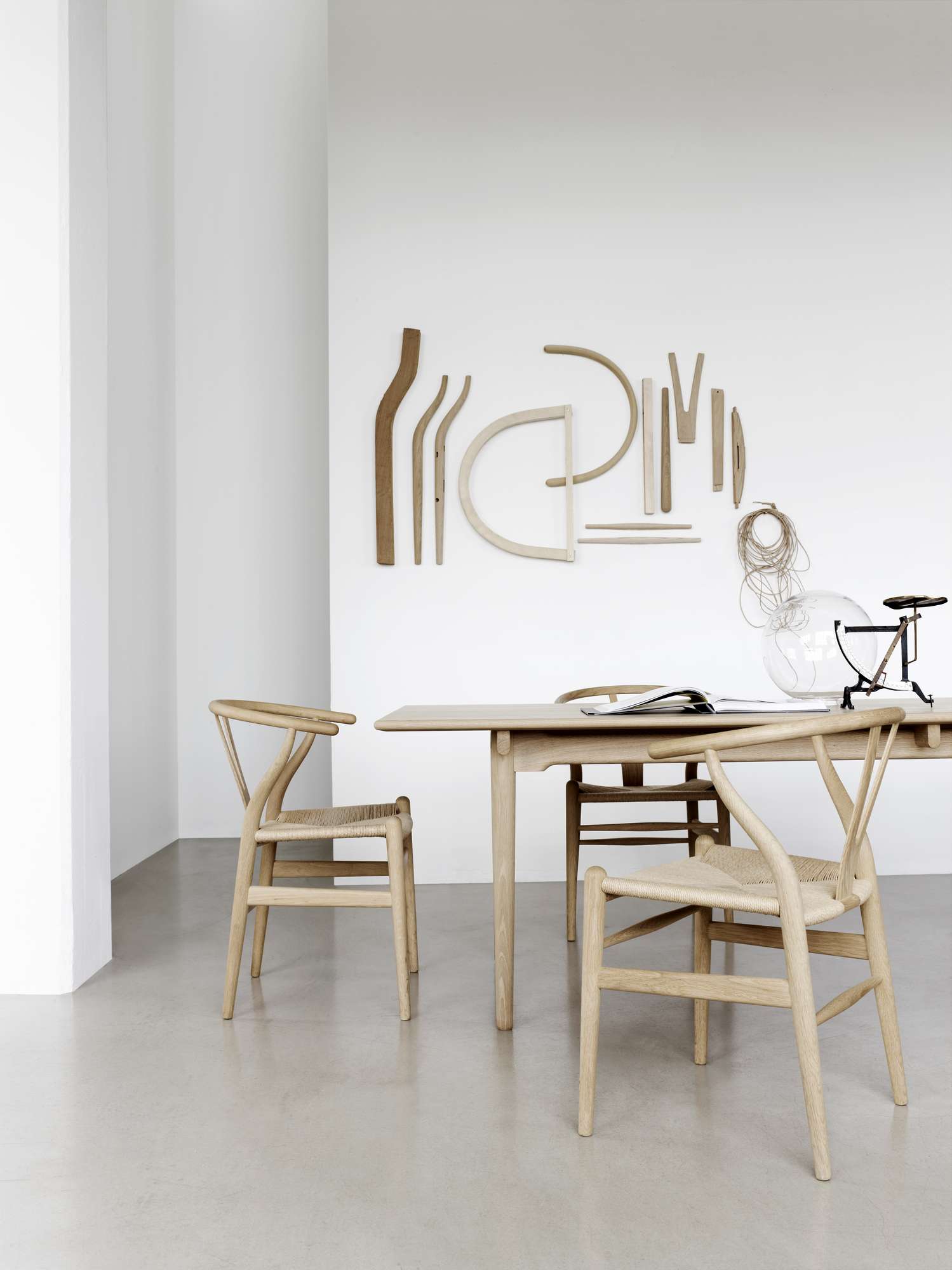 CH327 Tisch von Carl Hansen & Søn mit Y-Stühlen in heller, minimalistischer Einrichtung.