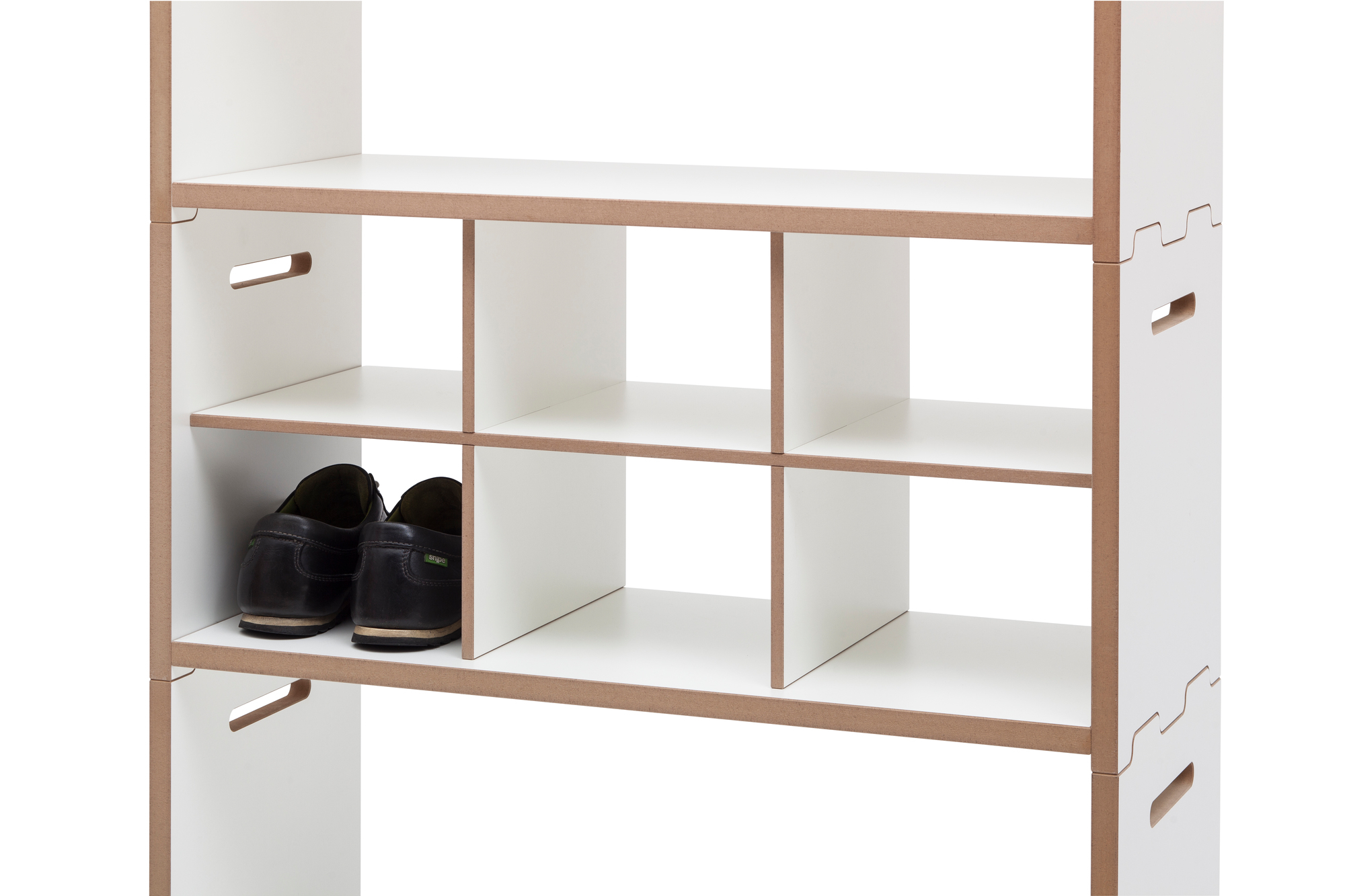 Detailaufnahme des Tojo Hochstapler Regals mit weißen Fächern und Schuhen. Regalmöbel für Ordnung.
