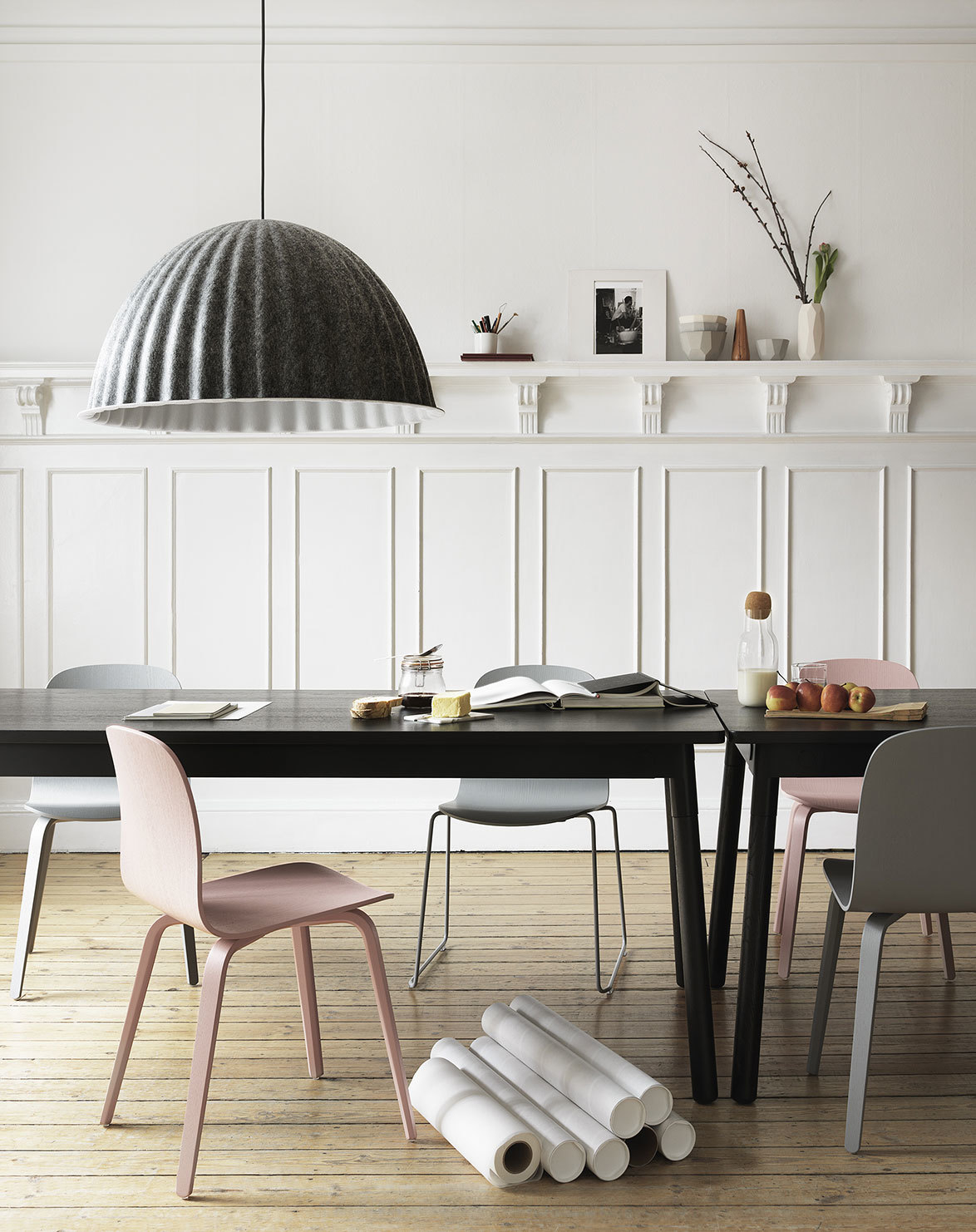 Esszimmer mit Esstisch und mehreren Visu Chair Wood Base Stühlen von Muuto in verschiedenen Farben.