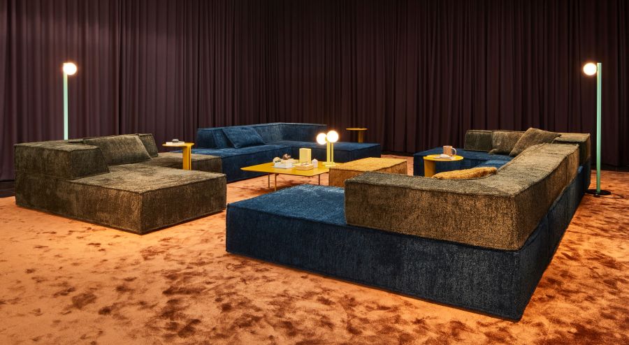 Trio Sofa mit vier Modulen in Ecke links Konfiguration, modernes modulares Wohnzimmersofa in Braun und Blau.