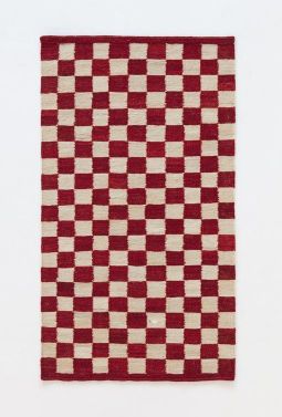 Nanimarquina Teppich mit rot-beigem Schachbrettmuster. Hochwertiger Design Teppich für Wohnzimmer und Schlafzimmer.