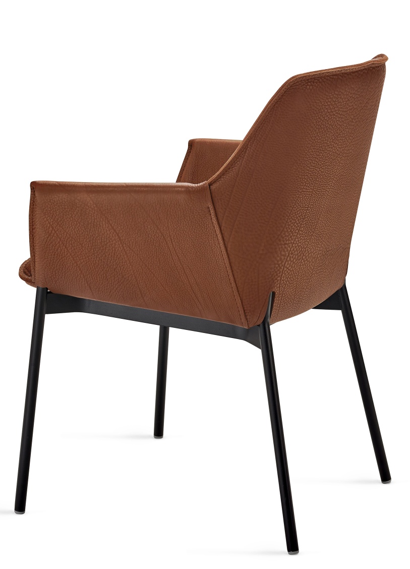 Grace Lounge Chair High von Freifrau Manufaktur, brauner Ledersessel mit schwarzen Metallbeinen von hinten.