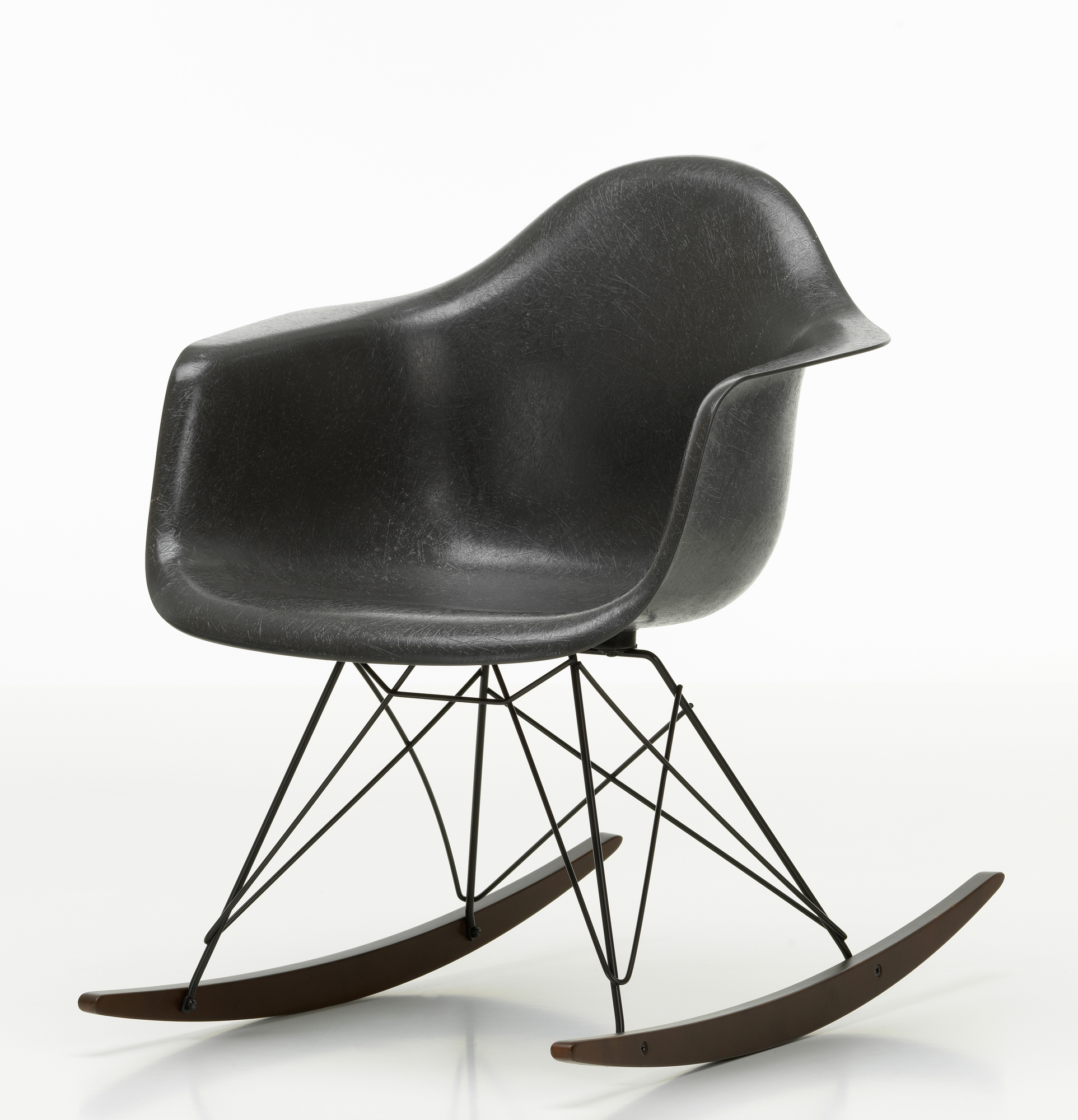 Schwarzer Eames Schaukelstuhl RAR mit Fiberglas Sitzschale und Kufengestell. Designklassiker für Wohnzimmer.