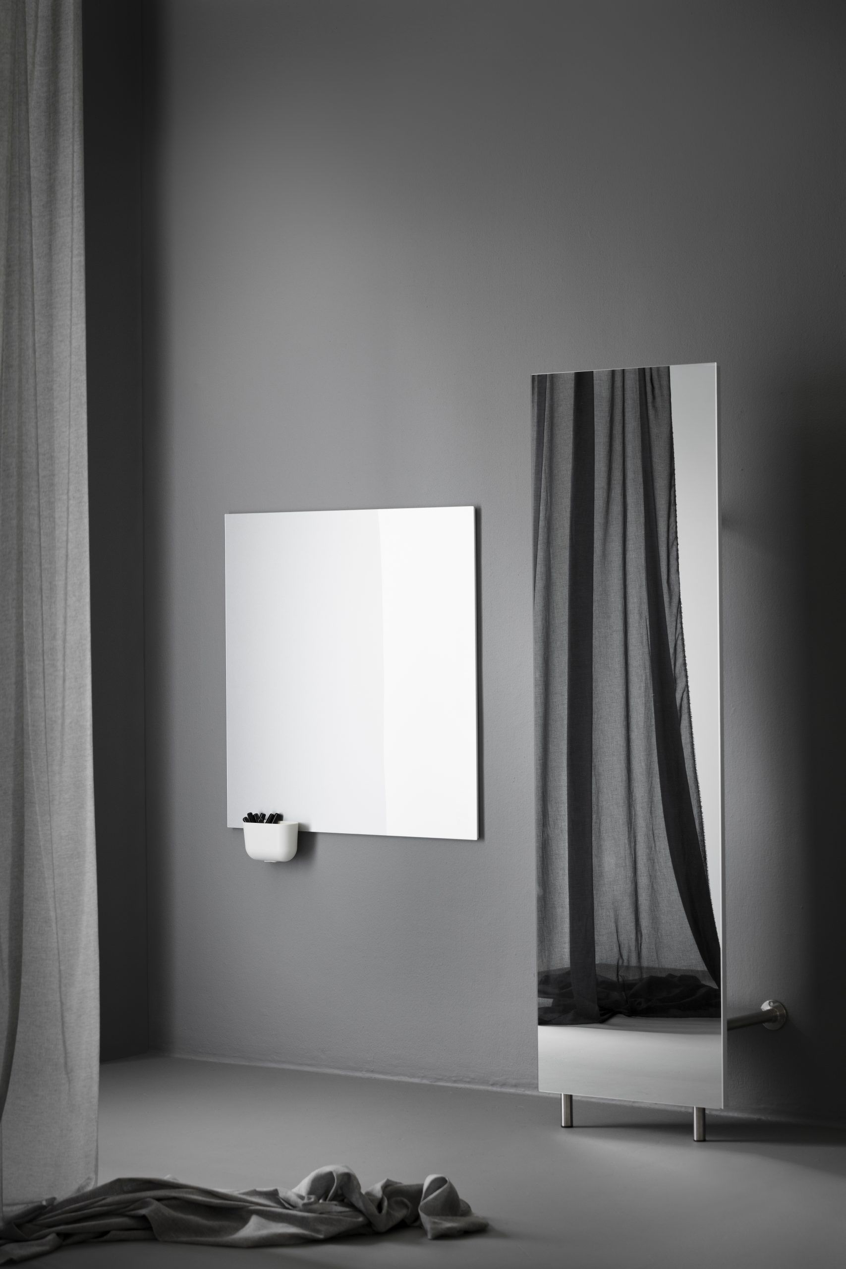 Minimalistisches Interieur mit Chat Board Classic Wand Glastafel in Weiß, magnetisch, mit Stifthalter und Stiften.
