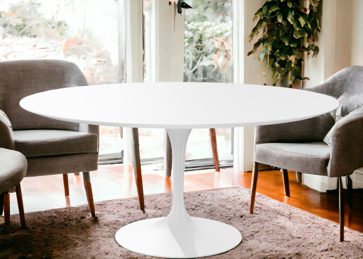Weißer Saarinen Esstisch von Knoll International mit runder Tischplatte und Mittelfuß, umgeben von grauen Stühlen.