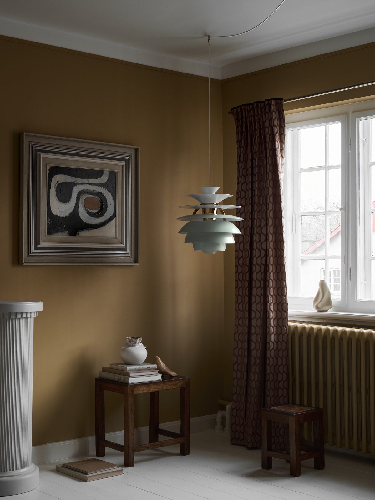 PH Snowball Pendelleuchte von Louis Poulsen in staubigem Grün, Hängeleuchte im Interieur mit Kunst.